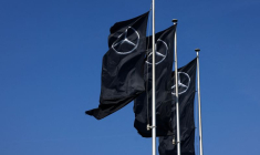 Photo du logo de Mercedes-Benz à l'extérieur d'un concessionnaire à Bruxelles