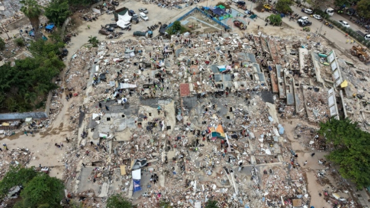 Vue aérienne d'immeubles qui se sont écroulés après le double séisme au Venezuela, le 3 juillet 2026 à Caraballeda, dans l’État de La Guaira  ( AFP / ZINA DESMAZES )