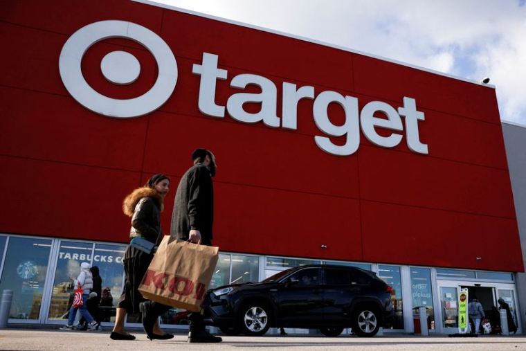 Des clients font leurs achats lors du Black Friday dans un magasin Target à Brooklyn, New York