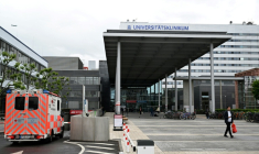 Une ambulance arrive au centre hospitalier universitaire de Francfort, dans l'ouest de l'Allemagne, le 11 mai 2026 ( AFP / Kirill KUDRYAVTSEV )