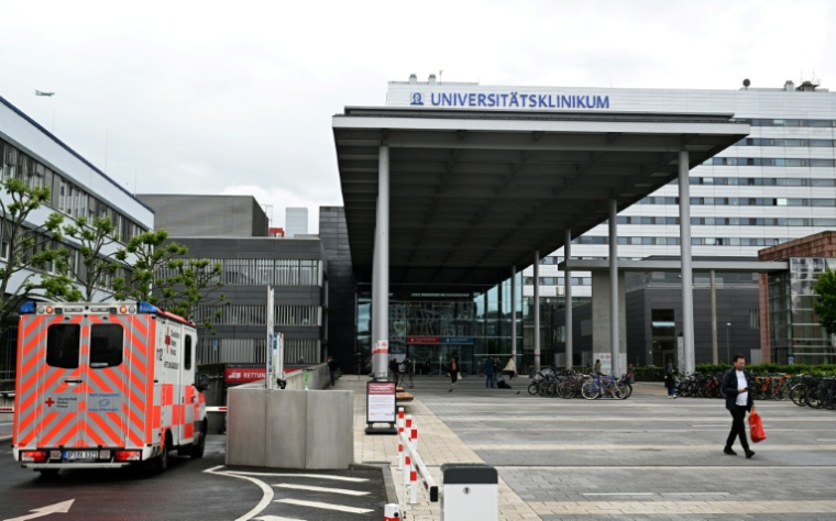 Une ambulance arrive au centre hospitalier universitaire de Francfort, dans l'ouest de l'Allemagne, le 11 mai 2026 ( AFP / Kirill KUDRYAVTSEV )