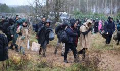 DES CENTAINES DE MIGRANTS TOUJOURS MASSÉS À FRONTIÈRE POLOGNE-BIÉLORUSSIE