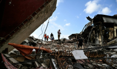 Des équipes de secours recherchent des victimes dans un immeuble effondré après deux séismes, à Caraballeda, dans l'Etat de La Guaira, le 27 juin 2026 au Venezuela ( AFP / Maryorin Mendez )
