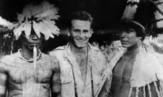 Cette photographie non datée reçue le 15 juillet 1952 montre l'explorateur français Raymond Maufrais posant avec des Indiens du Mato Grosso dans un lieu non divulgué du Brésil ( INTERCONTINENTALE / STRINGER )