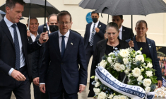 Le président israélien Isaac Herzog (c) et son épouse Michal (2e d) accompagnés par le Premier ministre de Nouvelle-Galles du Sud, Chris Minns (g), déposent une gerbe en hommage aux victimes de l'attaque du 14 décembre 2025 au Bondi Pavilion, à Sydney, le 9 février 2026 en Australie ( AFP / David GRAY )