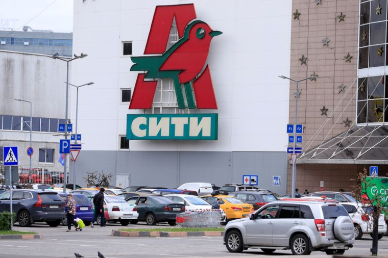 AUCHAN NE PRÉVOIT PAS DE MODIFIER SA STRATÉGIE EN RUSSIE