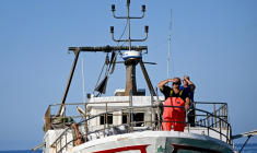 Un pêcheur sur le pont de son bateau alors qu'il arrive pour décharger sa pêche au port de Lampedusa après une journée en mer, le 8 juillet 2026 en Italie ( AFP / Tiziana FABI )
