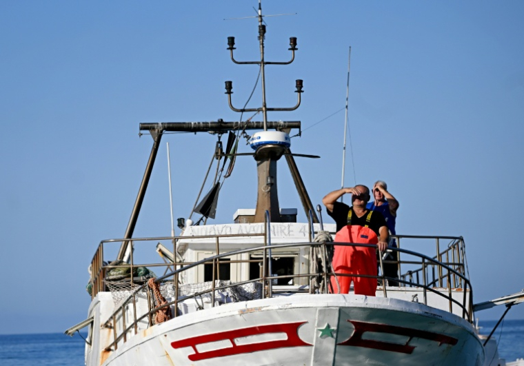 Un pêcheur sur le pont de son bateau alors qu'il arrive pour décharger sa pêche au port de Lampedusa après une journée en mer, le 8 juillet 2026 en Italie ( AFP / Tiziana FABI )