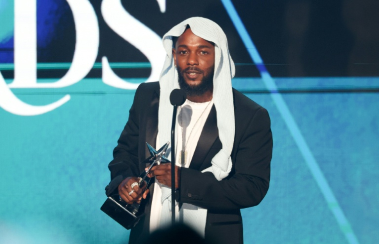 Le rappeur américain Kendrick Lamar remporte le prix de l'album de l'année pour "GNX" aux BET Awards, le 9 juin 2025 à Los Angeles, en Californie ( AFP / Michael Tran )