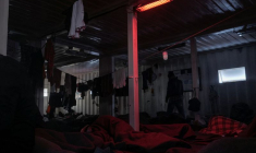 Photo d'archives : Des migrants attendent de débarquer, plusieurs semaines après leur sauvetage, à bord du navire de secours Ocean Viking, en mer Méditerranée