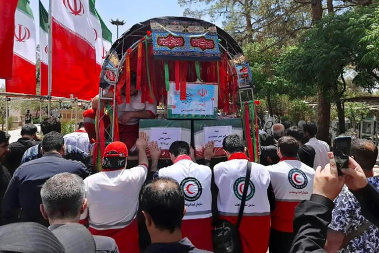 Funérailles de deux secouristes iraniens tués dans une frappe israélienne à Téhéran. Photo distribuée par le Croissant-Rouge iranien le 19 juin 2025 ( Iranian Red Crescent / - )