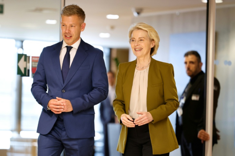 Le futur Premier ministre hongrois Peter Magyar (g) et la présidente de la Commission européenne Ursula von der Leyen, à Bruxelles, le 29 avril 2026 ( POOL / Geert Vanden Wijngaert )