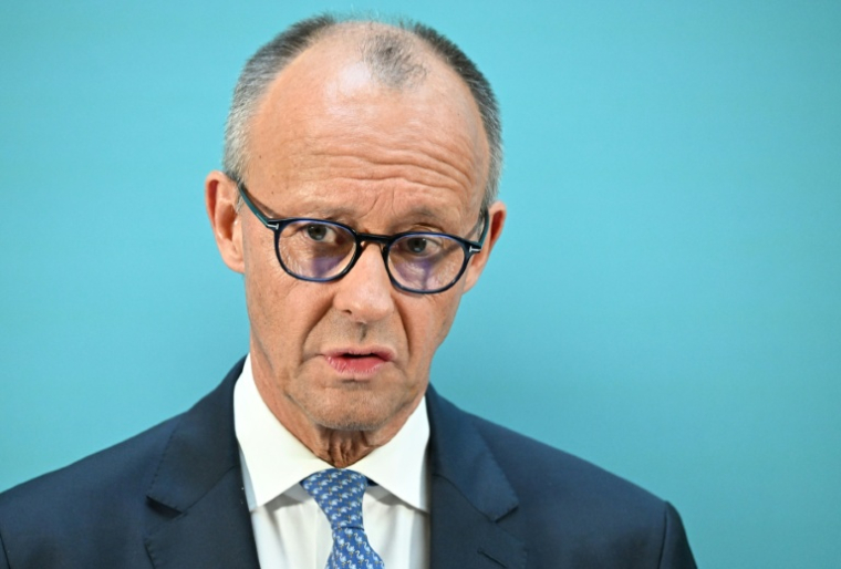 Le chancelier allemand Friedrich Merz devant la presse, le 29 juillet 2026 à Berlin ( AFP / RALF HIRSCHBERGER )