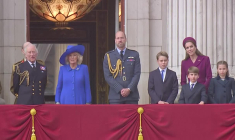 80 ans de la fin de la Seconde Guerre mondiale: la famille royale assiste à un défilé aérien
