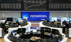 Un graphique de l'indice boursier allemand DAX est photographié à la bourse de Francfort, Allemagne