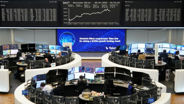 Un graphique de l'indice boursier allemand DAX est photographié à la bourse de Francfort, Allemagne