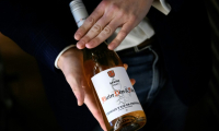 La Fédération des exportateurs de vins et spiritueux (FEVS) français a appelé vendredi la France et l'Union européenne à poursuivre les négociations avec les Etats-Unis sur les droits de douane ( AFP / Drew ANGERER )