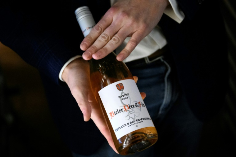 La Fédération des exportateurs de vins et spiritueux (FEVS) français a appelé vendredi la France et l'Union européenne à poursuivre les négociations avec les Etats-Unis sur les droits de douane ( AFP / Drew ANGERER )
