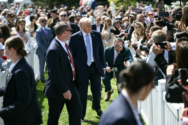 Le président américain Donald Trump s'adresse aux journalistes sur la pelouse sud de la Maison Blanche, le 6 avril 2026 à Washington ( AFP / Brendan SMIALOWSKI )