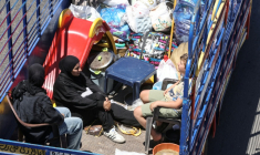 Des habitants du sud du Liban fuyant avec leurs biens les raids israéliens à l'entrée de Saïda, le 19 juin 2026 ( AFP / MAHMOUD ZAYYAT )