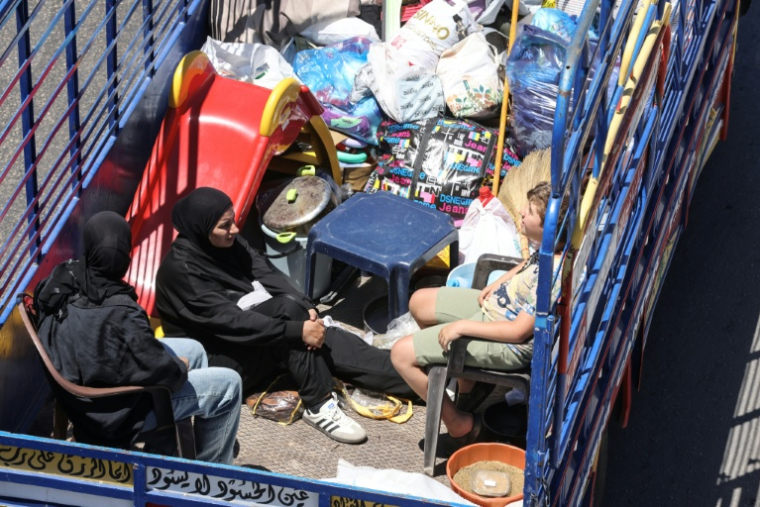 Des habitants du sud du Liban fuyant avec leurs biens les raids israéliens à l'entrée de Saïda, le 19 juin 2026 ( AFP / MAHMOUD ZAYYAT )
