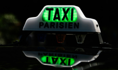 Les particuliers pourront dès fin juin commander un taxi à Bordeaux via l'application G7, une première en dehors de l'Ile-de-France ( AFP / Julie SEBADELHA )
