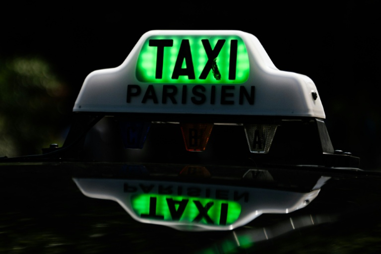 Les particuliers pourront dès fin juin commander un taxi à Bordeaux via l'application G7, une première en dehors de l'Ile-de-France ( AFP / Julie SEBADELHA )