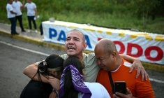 Le prisonnier vénézuélien Richard Puentes (C) enlace des membres de sa famille après sa libération de la prison El Rodeo 1, à Guatire, dans l’État de Miranda, au Venezuela, le 23 février 2026 ( AFP / Federico PARRA )