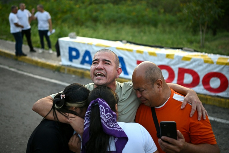 Le prisonnier vénézuélien Richard Puentes (C) enlace des membres de sa famille après sa libération de la prison El Rodeo 1, à Guatire, dans l’État de Miranda, au Venezuela, le 23 février 2026 ( AFP / Federico PARRA )