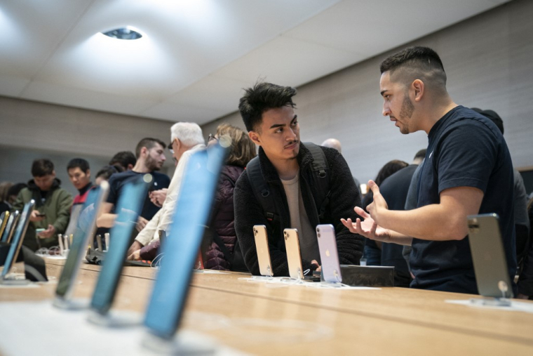 L’État mettra en place en 2024 un bonus réparation de 25 euros pour inciter les particuliers à faire réparer leurs écrans de smartphones cassés.  ( GETTY IMAGES NORTH AMERICA / DREW ANGERER )