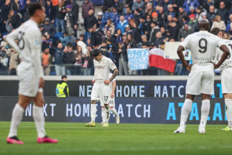 Un téléspectateur fan du Napoli insulte l'arbitre et se fait poignarder par sa femme