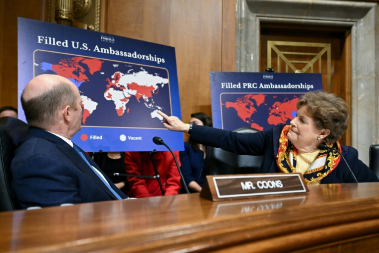 La sénatrice Jeanne Shaheen (d) montre une carte lors d'une audition de la commission des affaires étrangères du Sénat avec le secrétaire d'État Marco Rubio, portant sur la politique américaine envers le Venezuela, au Capitole à Washington, le 28 janvier 2026 ( AFP / SAUL LOEB )