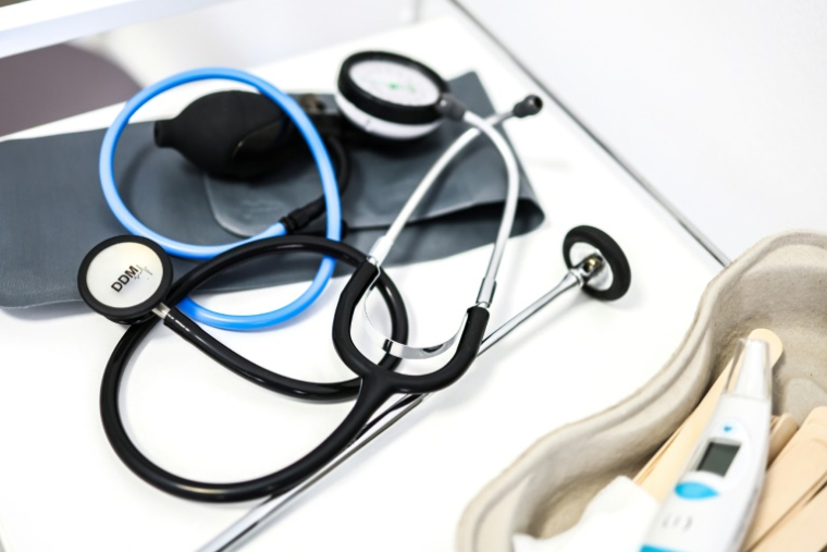 Les tumeurs et les maladies cardiovasculaires sont restées en 2024 les premières causes de décès en France, en totalisant près de la moitié à elles seules, montre mardi un bilan annuel publié par plusieurs organismes de recherche ( AFP / Charly TRIBALLEAU )