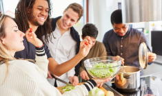 (Crédits photo : Adobe Stock - Jeunes préparant un repas dans une colocation)