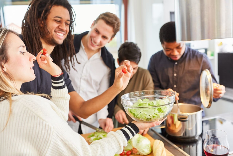 (Crédits photo : Adobe Stock - Jeunes préparant un repas dans une colocation)
