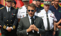 Le président Emmanuel Macron s'adresse aux policiers, gendarmes, agents de la police forestière et asapeurs-pompiers lors d'une visite au poste de commandement central des pompiers, le 16 juillet 2026 à Noisy-sur-Ecole, en Seine-et-Marne ( POOL / MOHAMMED BADRA )