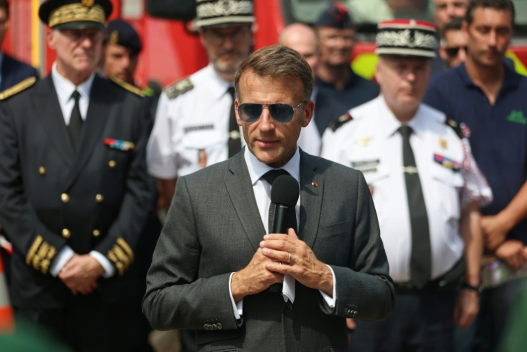 Le président Emmanuel Macron s'adresse aux policiers, gendarmes, agents de la police forestière et asapeurs-pompiers lors d'une visite au poste de commandement central des pompiers, le 16 juillet 2026 à Noisy-sur-Ecole, en Seine-et-Marne ( POOL / MOHAMMED BADRA )