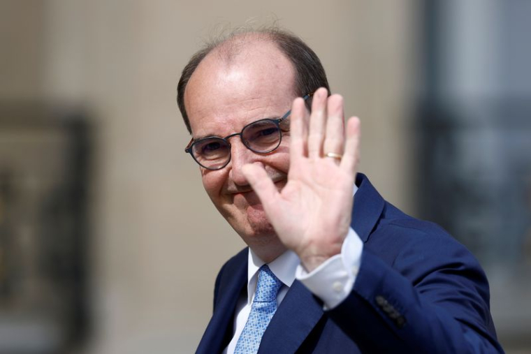 L'ancien Premier ministre Jean Castex salue en arrivant à la dernière réunion hebdomadaire du cabinet à l'Elysée, à Paris