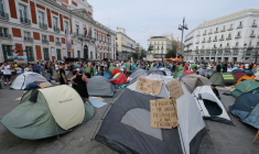 Des manifestants installés dans des tentes sur la Puerta del Sol à Madrid pour protester contre les expulsions de logements, le 27 septembre 2026 ( AFP / Thomas COEX )