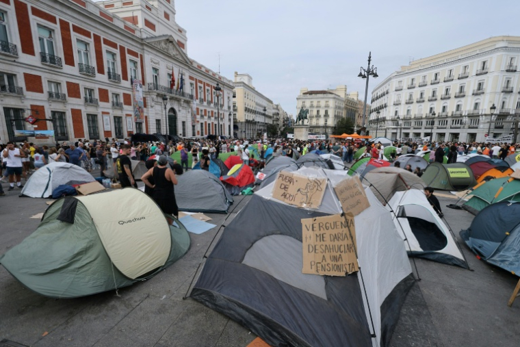 Des manifestants installés dans des tentes sur la Puerta del Sol à Madrid pour protester contre les expulsions de logements, le 27 septembre 2026 ( AFP / Thomas COEX )