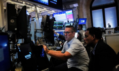 Des traders travaillent sur le parquet de la Bourse de New York