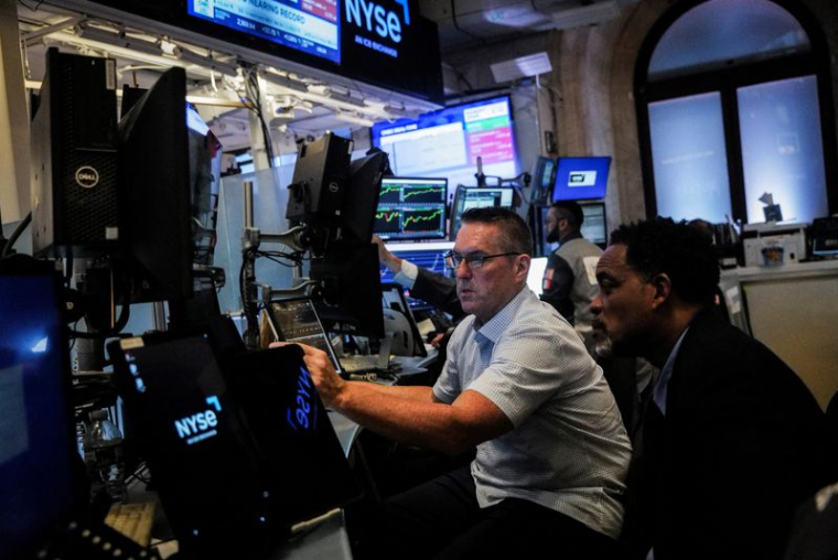 Des traders travaillent sur le parquet de la Bourse de New York
