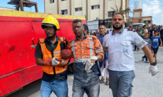 Un membre de la Défense civile de Gaza pris en charge après avoir été blessé par une frappe israélienne sur l'hôpital Nasser de Khan Younès, dans le sud du territoire palestinien, le 25 août 2025 ( AFP / - )