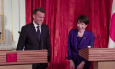 Macron et la Première ministre japonaise font le "Kamehameha"