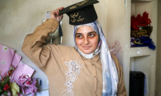 Saba Rabah, meilleure élève palestinienne aux examens de fin de second cycle, en filière scientifique, célèbre sa réussite avec sa famille dans le camp de réfugiés de Maghazi, au centre de la bande de Gaza, le 26 juillet 2026  ( AFP / Eyad Baba )
