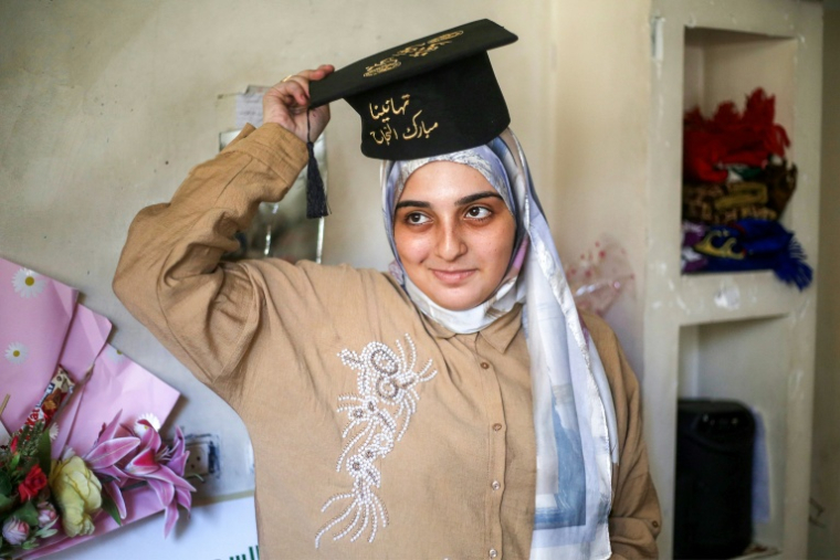 Saba Rabah, meilleure élève palestinienne aux examens de fin de second cycle, en filière scientifique, célèbre sa réussite avec sa famille dans le camp de réfugiés de Maghazi, au centre de la bande de Gaza, le 26 juillet 2026  ( AFP / Eyad Baba )