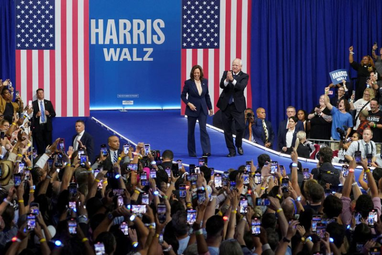 Kamala Harris et Tim Walz saluent leurs partisans lors d'un rassemblement électoral à Philadelphie