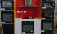 Des fours de la marque Brandt sont exposés dans une usine, le 16 janvier 2025 à Saint-Jean-de-la-Ruelle (Loiret) ( AFP / GUILLAUME SOUVANT )