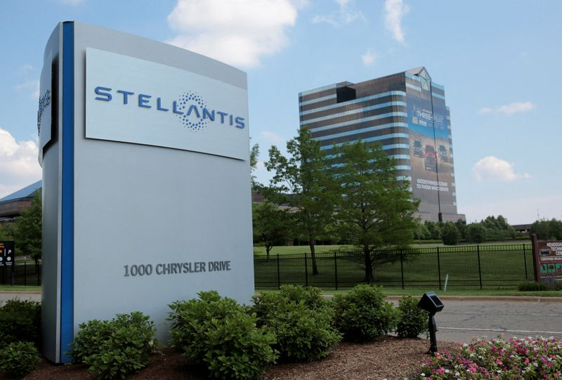Photo d'archives d'un panneau Stellantis visible à l'extérieur de son siège social à Auburn Hills, Etats-Unis