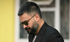 Balendra Shah, grand vainqueur des législatives au Népal avec son parti centriste, le Rastriya Swatantra Party (RSP), en train de voter le 5 mars 2026 à Katmandou ( AFP / TAUSEEF MUSTAFA )